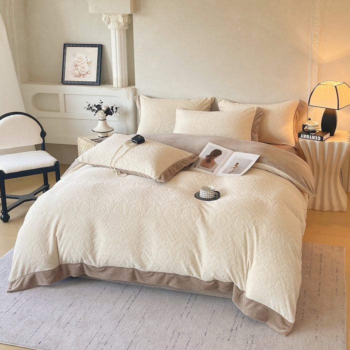 91家纺网 家纺一手货源 找家纺 乐蔻家纺 2025新款欧式烂花牛奶绒四件套-艾拉 艾拉-奶白