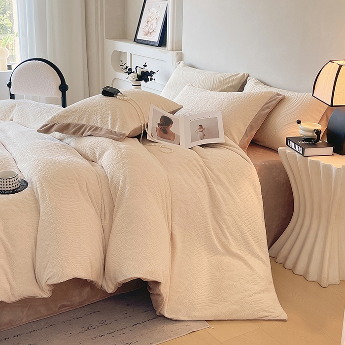 91家纺网 家纺一手货源 找家纺 乐蔻家纺 2025新款欧式烂花牛奶绒四件套-艾拉 艾拉-奶白