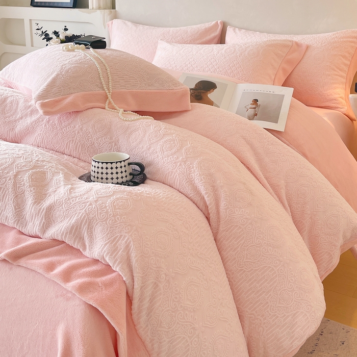 91家纺网 家纺一手货源 找家纺 乐蔻家纺 2025新款欧式烂花牛奶绒四件套-艾拉 艾拉-嫩粉