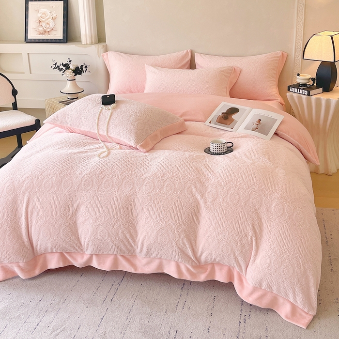 91家纺网 家纺一手货源 找家纺 乐蔻家纺 2025新款欧式烂花牛奶绒四件套-艾拉 艾拉-嫩粉