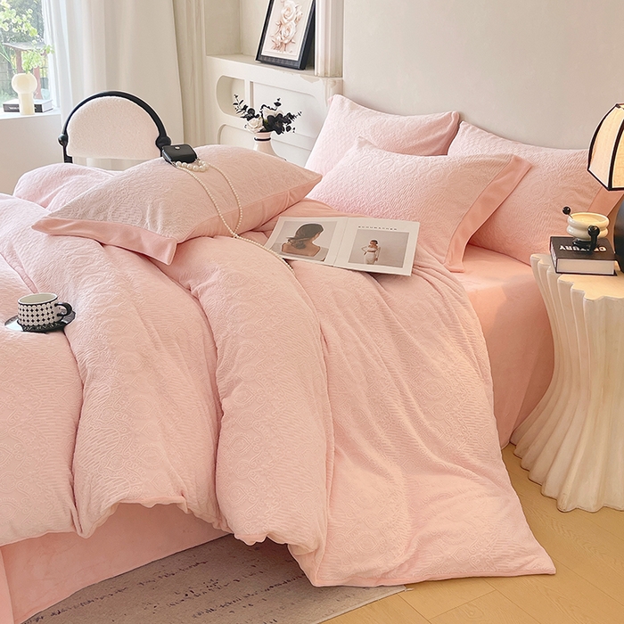 91家纺网 家纺一手货源 找家纺 乐蔻家纺 2025新款欧式烂花牛奶绒四件套-艾拉 艾拉-嫩粉