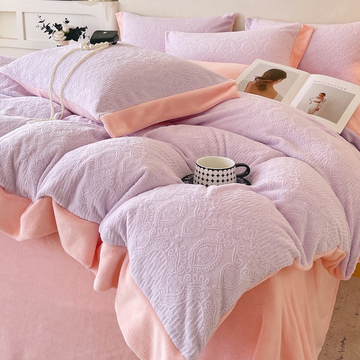 91家纺网 家纺一手货源 找家纺 乐蔻家纺 2025新款欧式烂花牛奶绒四件套-艾拉 艾拉-蝴蝶粉