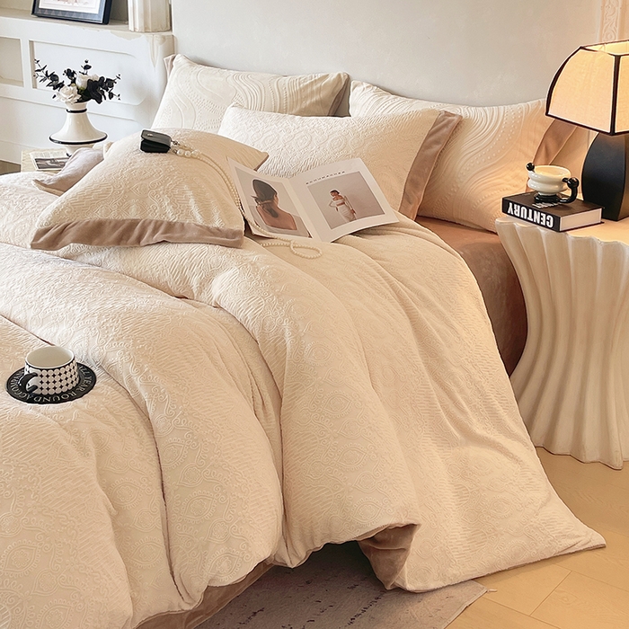 91家纺网 家纺一手货源 找家纺 乐蔻家纺 2025新款欧式烂花牛奶绒四件套-艾拉 艾拉-奶白