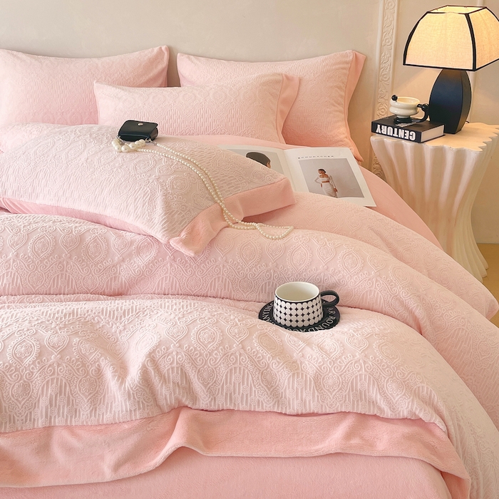 91家纺网 家纺一手货源 找家纺 乐蔻家纺 2025新款欧式烂花牛奶绒四件套-艾拉 艾拉-嫩粉