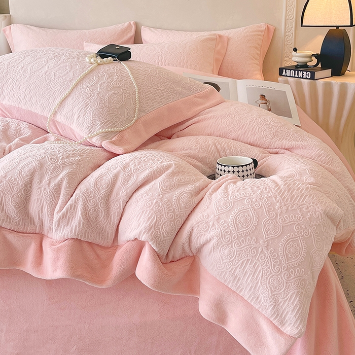 91家纺网 家纺一手货源 找家纺 乐蔻家纺 2025新款欧式烂花牛奶绒四件套-艾拉 艾拉-嫩粉