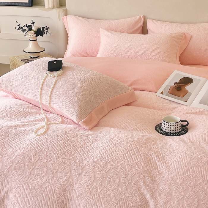 91家纺网 家纺一手货源 找家纺 乐蔻家纺 2025新款欧式烂花牛奶绒四件套-艾拉 艾拉-嫩粉