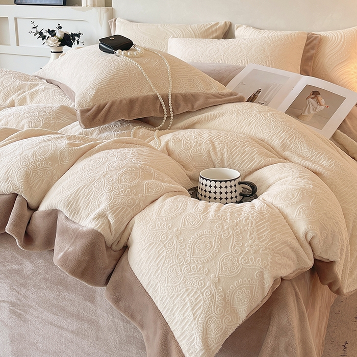 91家纺网 家纺一手货源 找家纺 乐蔻家纺 2025新款欧式烂花牛奶绒四件套-艾拉 艾拉-奶白