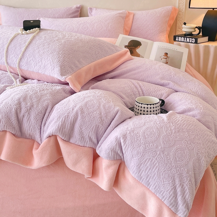 91家纺网 家纺一手货源 找家纺 乐蔻家纺 2025新款欧式烂花牛奶绒四件套-艾拉 艾拉-蝴蝶粉