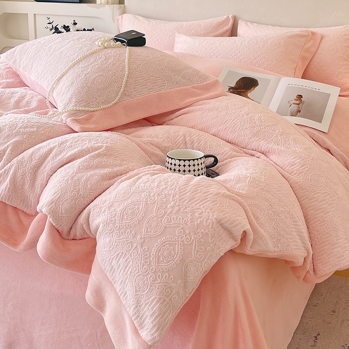 91家纺网 家纺一手货源 找家纺 乐蔻家纺 2025新款欧式烂花牛奶绒四件套-艾拉 艾拉-嫩粉