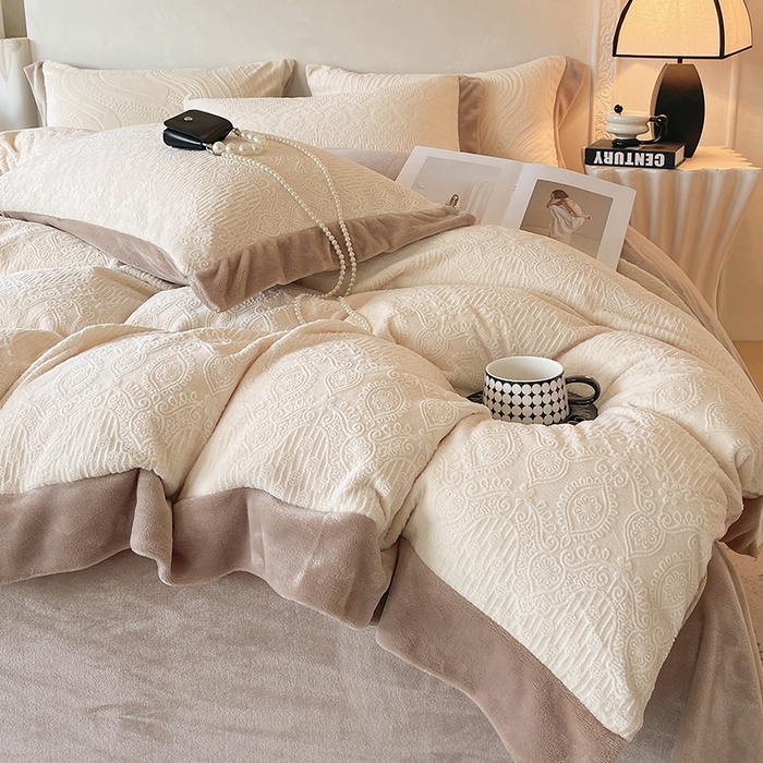 91家纺网 家纺一手货源 找家纺 乐蔻家纺 2025新款欧式烂花牛奶绒四件套-艾拉 艾拉-奶白