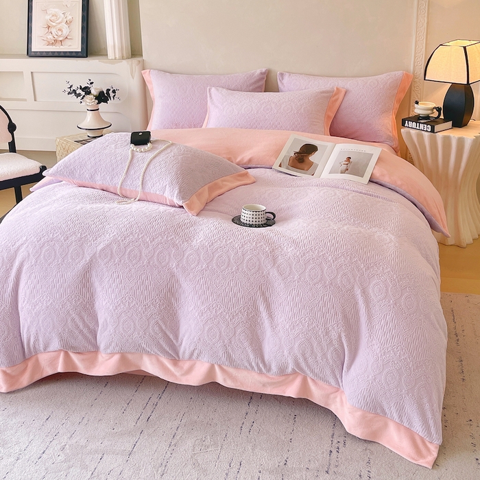 91家纺网 家纺一手货源 找家纺 乐蔻家纺 2025新款欧式烂花牛奶绒四件套-艾拉 艾拉-蝴蝶粉