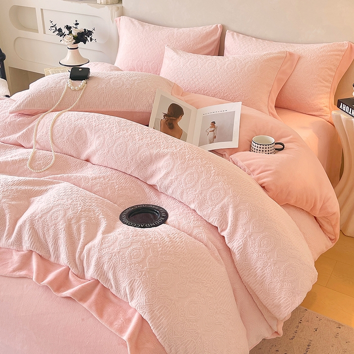 91家纺网 家纺一手货源 找家纺 乐蔻家纺 2025新款欧式烂花牛奶绒四件套-艾拉 艾拉-嫩粉