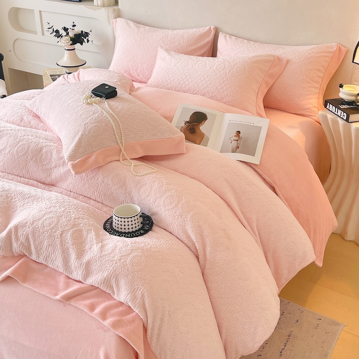 91家纺网 家纺一手货源 找家纺 乐蔻家纺 2025新款欧式烂花牛奶绒四件套-艾拉 艾拉-嫩粉