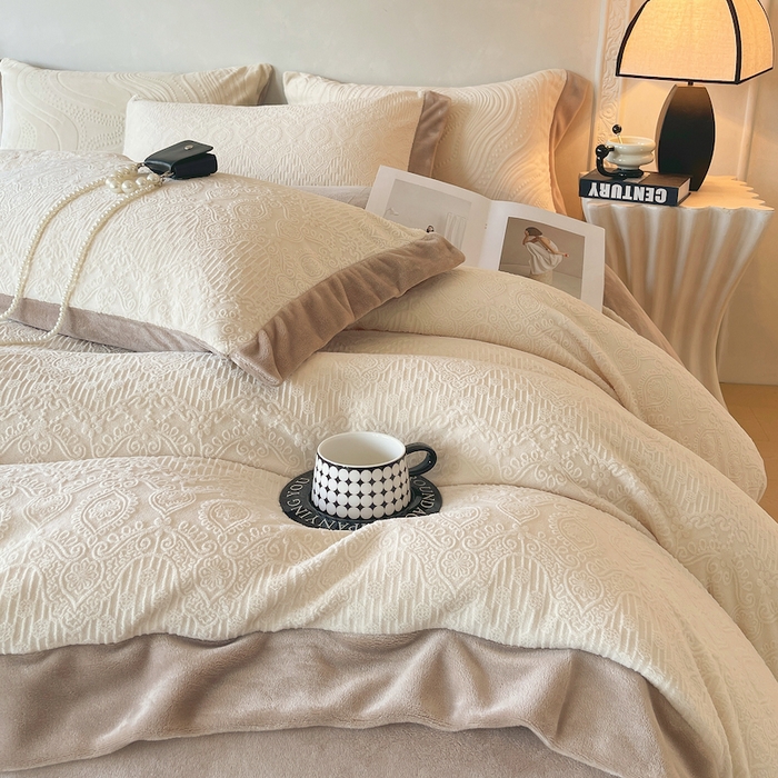 91家纺网 家纺一手货源 找家纺 乐蔻家纺 2025新款欧式烂花牛奶绒四件套-艾拉 艾拉-奶白