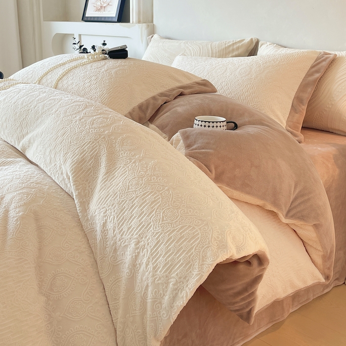 91家纺网 家纺一手货源 找家纺 乐蔻家纺 2025新款欧式烂花牛奶绒四件套-艾拉 艾拉-奶白