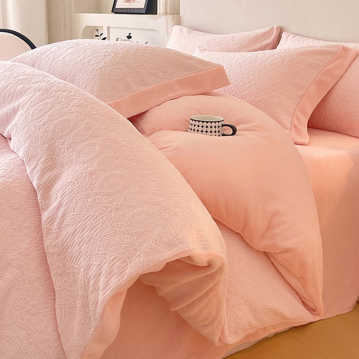 91家纺网 家纺一手货源 找家纺 乐蔻家纺 2025新款欧式烂花牛奶绒四件套-艾拉 艾拉-嫩粉