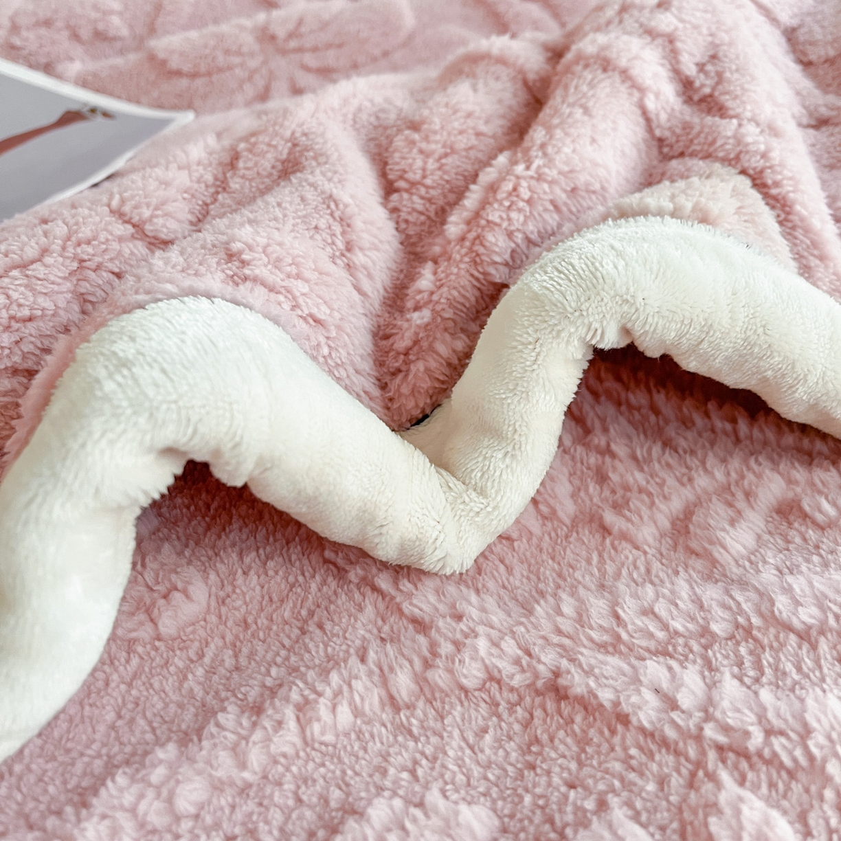 91家纺网 家纺一手货源 找家纺 莱家富 2026新款塔芙绒舒棉绒单层毯-繁花系列（可供跨境外贸抽空压缩爆款首选） 繁花-公主粉