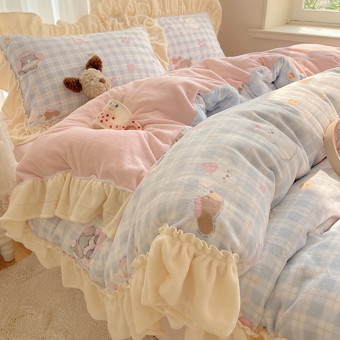 91家纺网 家纺一手货源 找家纺 瑞莱 上新2025年秋冬新款A类200克牛奶绒卡通印花四件套 萌趣咖宠