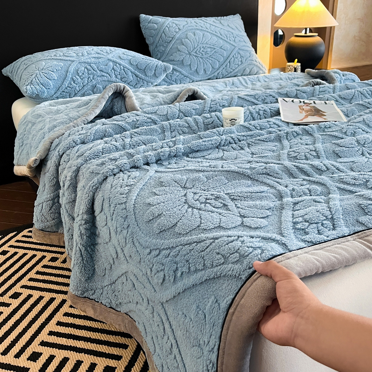 91家纺网 家纺一手货源 找家纺 莱家富 2026新款塔芙绒舒棉绒单层毯-繁花系列（可供跨境外贸抽空压缩爆款首选） 繁花-午夜蓝