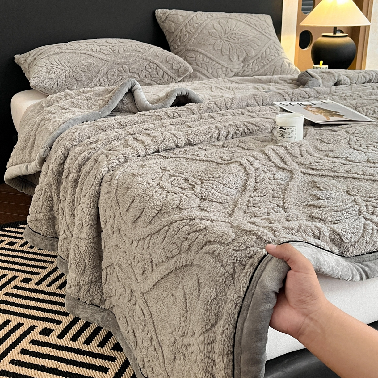 91家纺网 家纺一手货源 找家纺 莱家富 2026新款塔芙绒舒棉绒单层毯-繁花系列（可供跨境外贸抽空压缩爆款首选） 繁花-月影灰