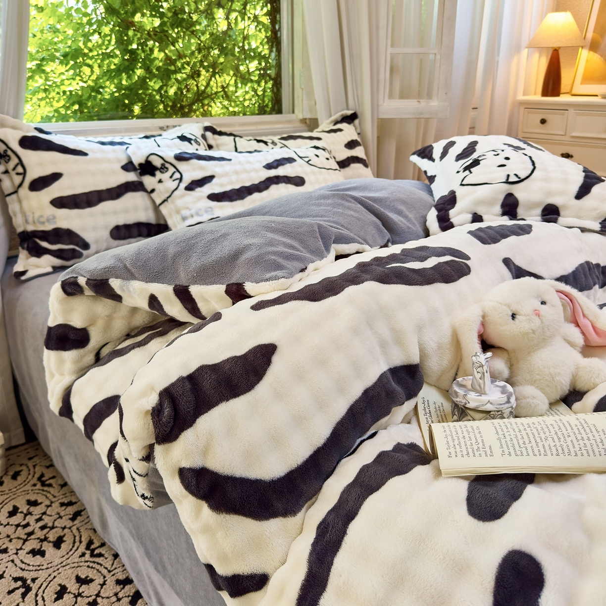 91家纺网 家纺一手货源 找家纺 梦莱斯 2025秋冬新款高克重牛奶绒四件套 斑马猫