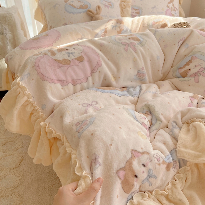 91家纺网 家纺一手货源 找家纺 瑞莱 上新2025年秋冬新款A类200克牛奶绒卡通印花四件套 懒懒猫