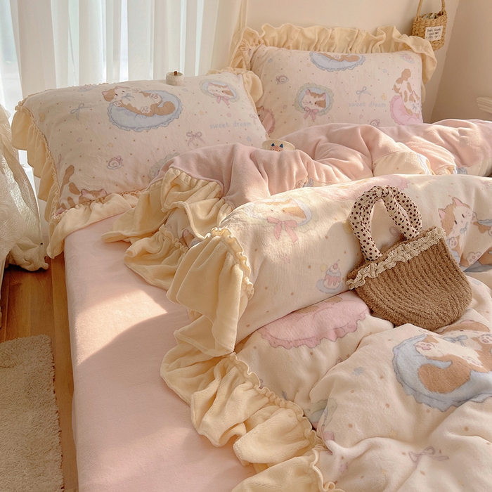 91家纺网 家纺一手货源 找家纺 瑞莱 上新2025年秋冬新款A类200克牛奶绒卡通印花四件套 懒懒猫