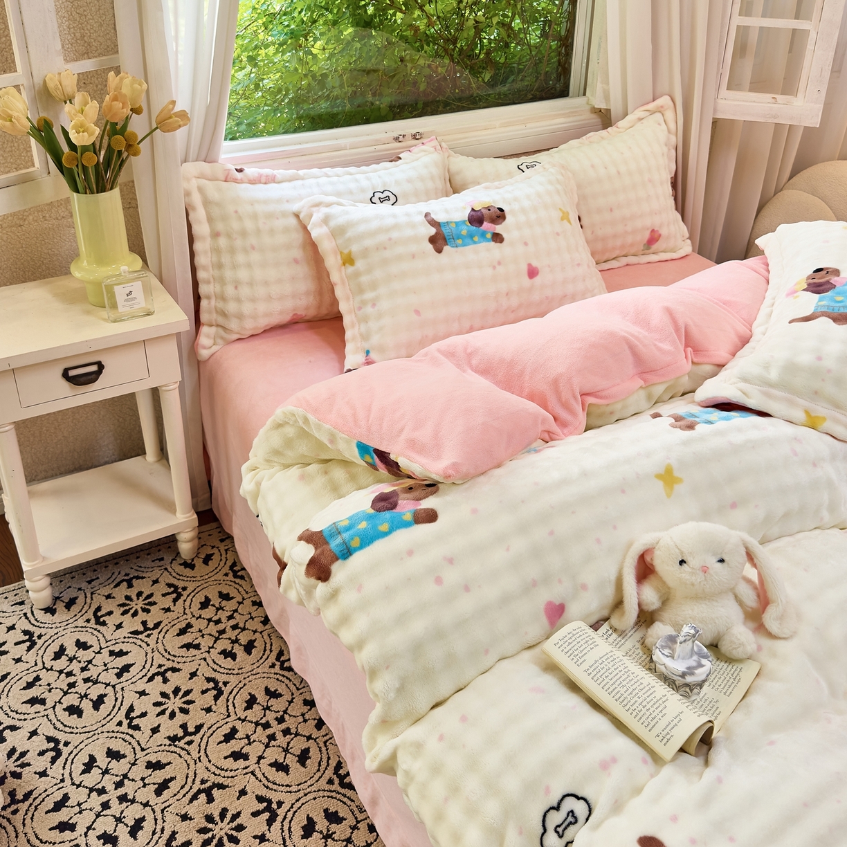 91家纺网 家纺一手货源 找家纺 梦莱斯 2025秋冬新款高克重牛奶绒四件套 快乐狗仔