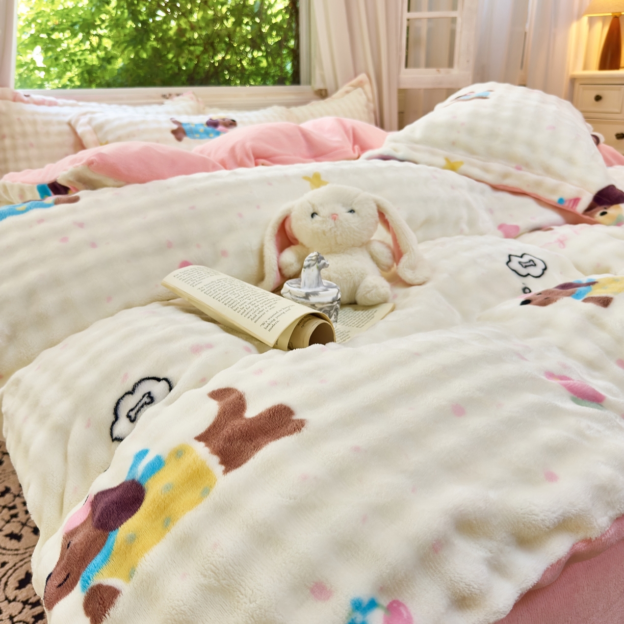 91家纺网 家纺一手货源 找家纺 梦莱斯 2025秋冬新款高克重牛奶绒四件套 快乐狗仔