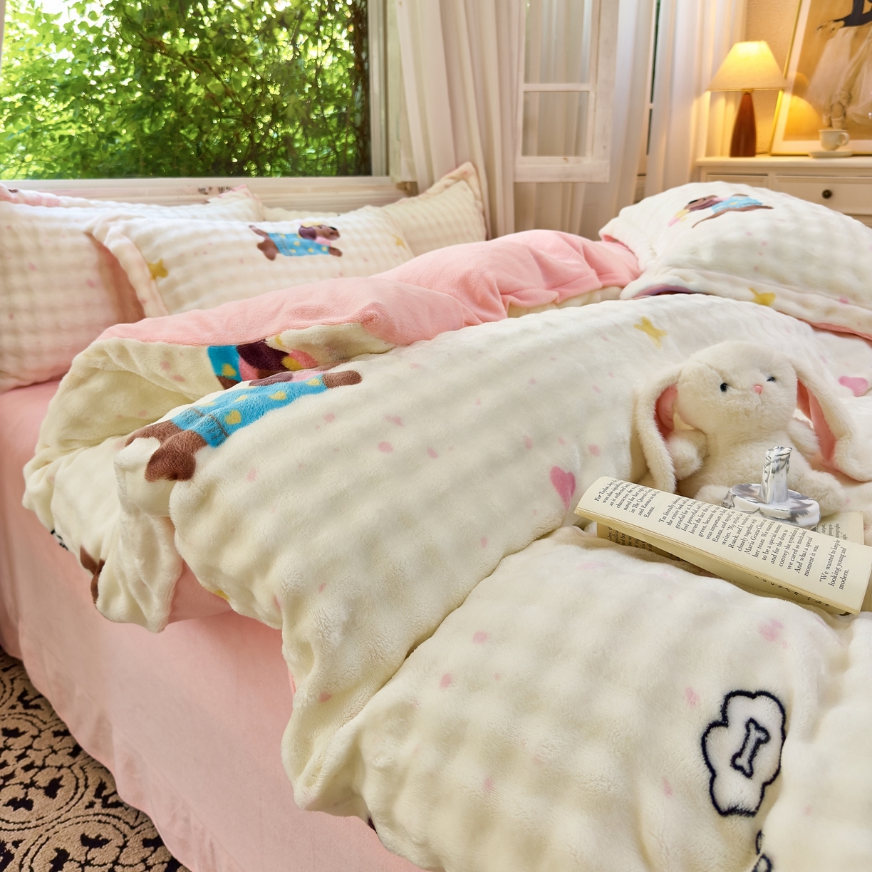 91家纺网 家纺一手货源 找家纺 梦莱斯 2025秋冬新款高克重牛奶绒四件套 快乐狗仔