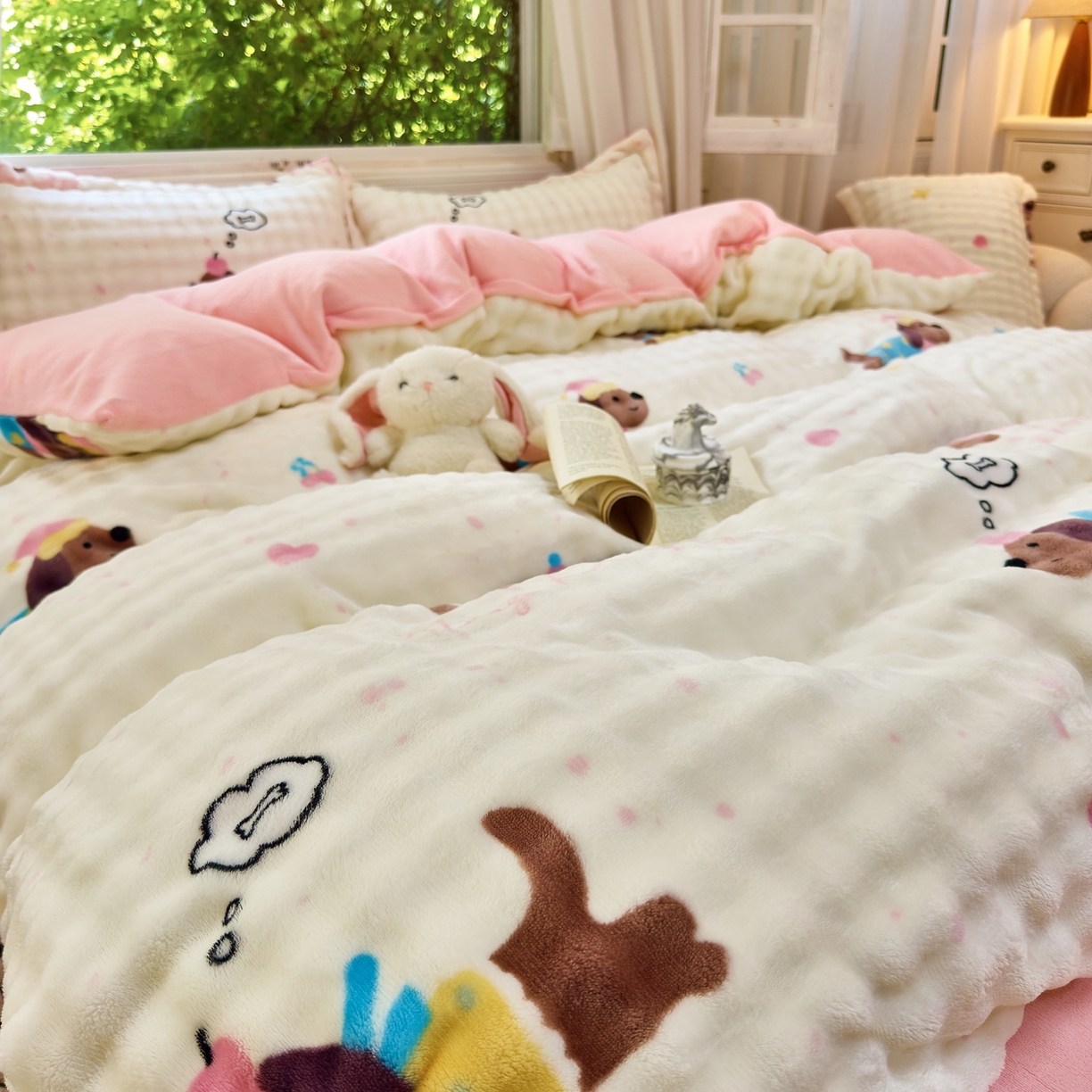 91家纺网 家纺一手货源 找家纺 梦莱斯 2025秋冬新款高克重牛奶绒四件套 快乐狗仔