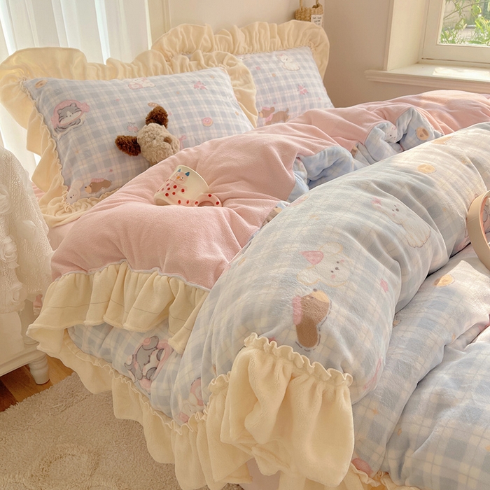 91家纺网 家纺一手货源 找家纺 瑞莱 上新2025年秋冬新款A类200克牛奶绒卡通印花四件套 萌趣咖宠