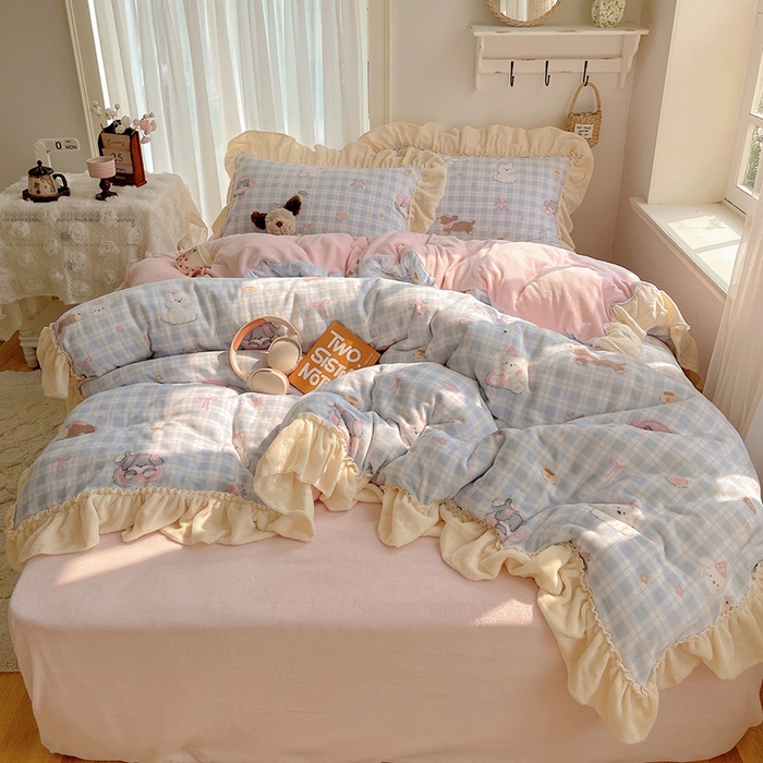 91家纺网 家纺一手货源 找家纺 瑞莱 上新2025年秋冬新款A类200克牛奶绒卡通印花四件套 萌趣咖宠