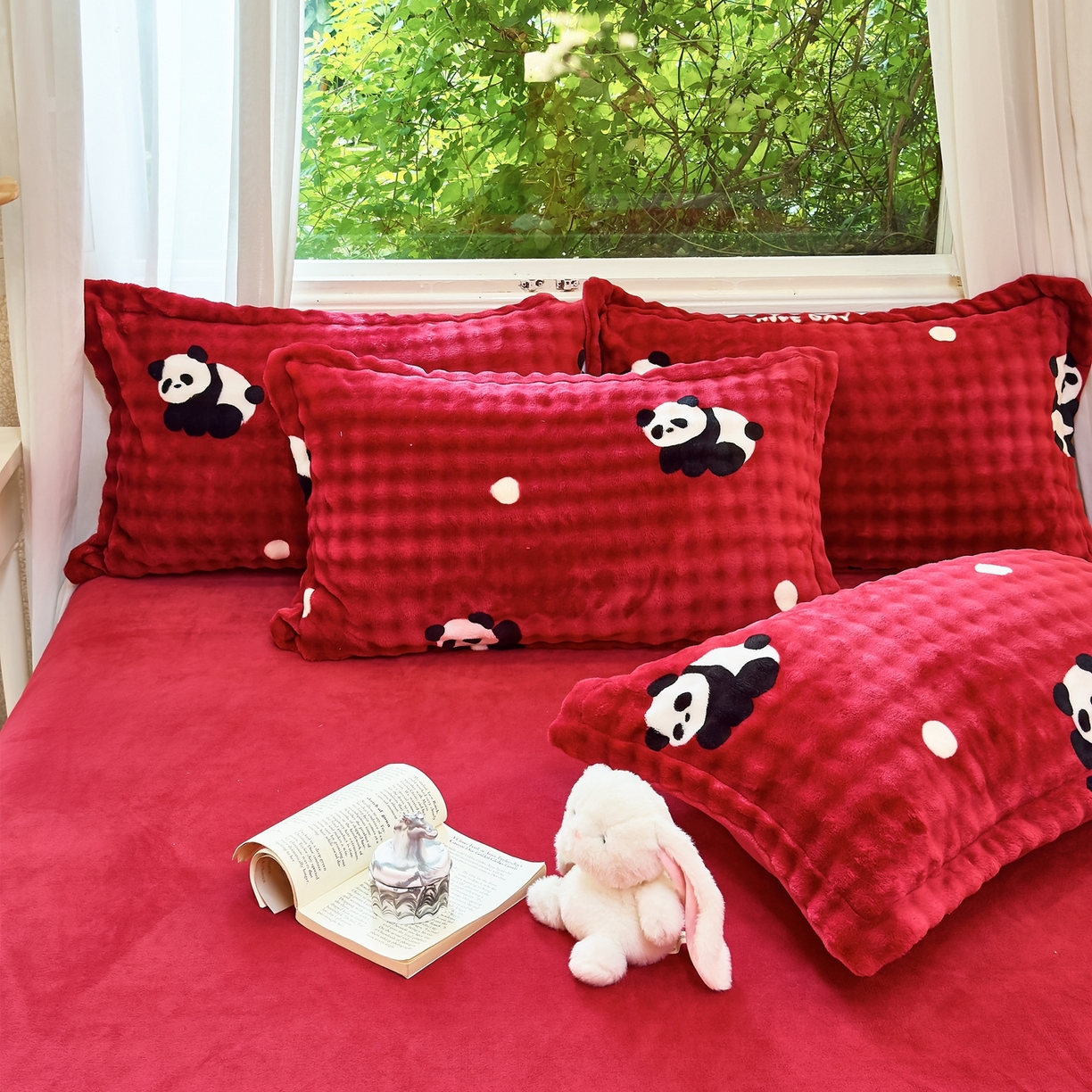 91家纺网 家纺一手货源 找家纺 梦莱斯 2025秋冬新款高克重牛奶绒四件套 熊猫红