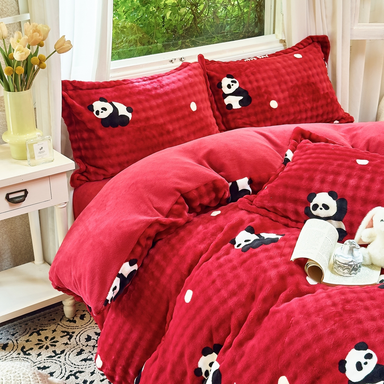 91家纺网 家纺一手货源 找家纺 梦莱斯 2025秋冬新款高克重牛奶绒四件套 熊猫红