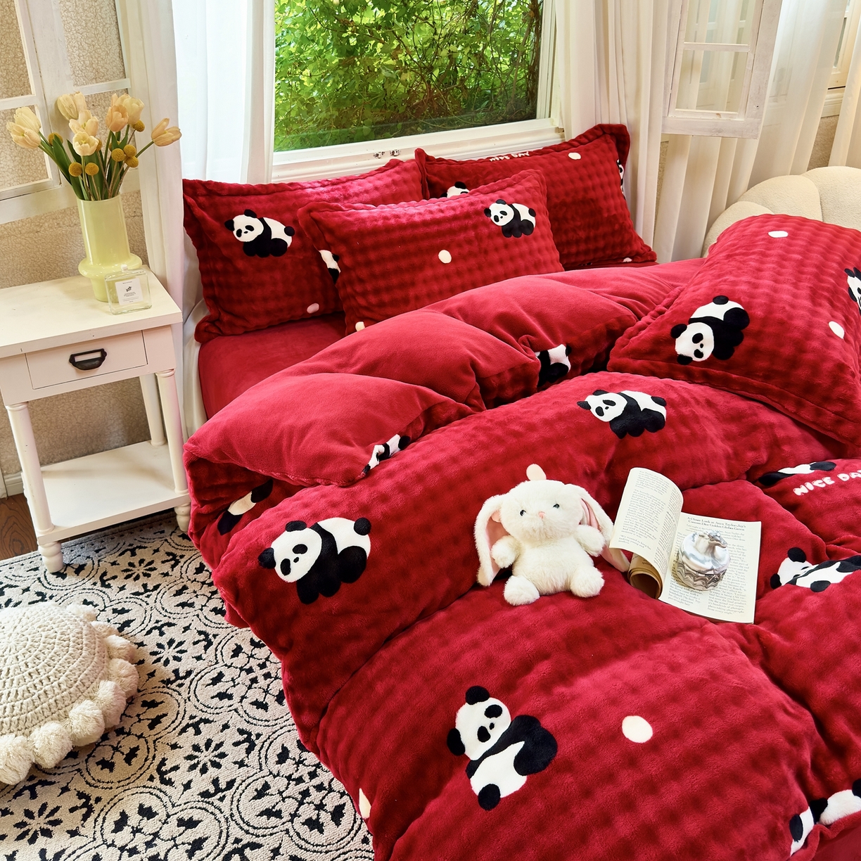 91家纺网 家纺一手货源 找家纺 梦莱斯 2025秋冬新款高克重牛奶绒四件套 熊猫红