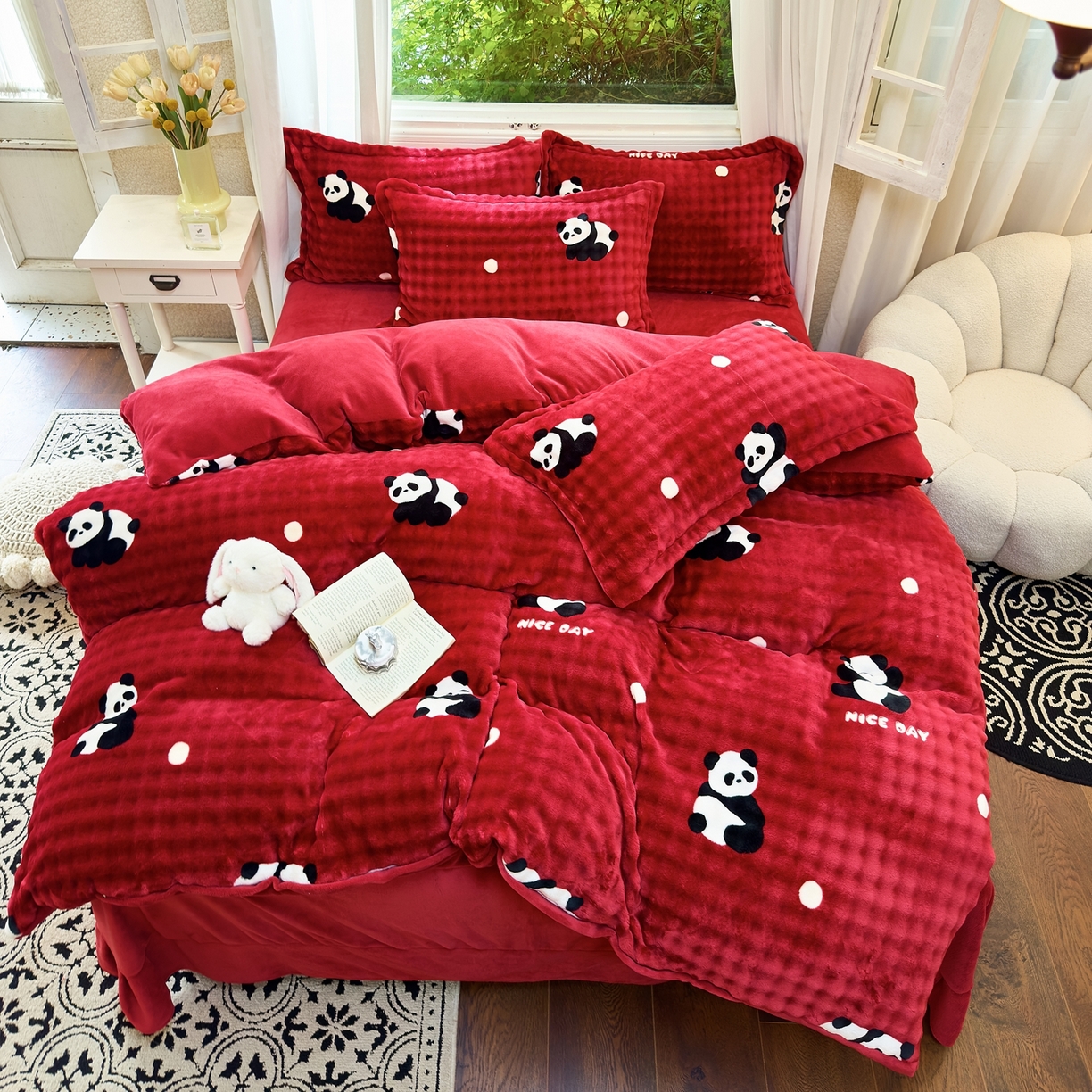 91家纺网 家纺一手货源 找家纺 梦莱斯 2025秋冬新款高克重牛奶绒四件套 熊猫红