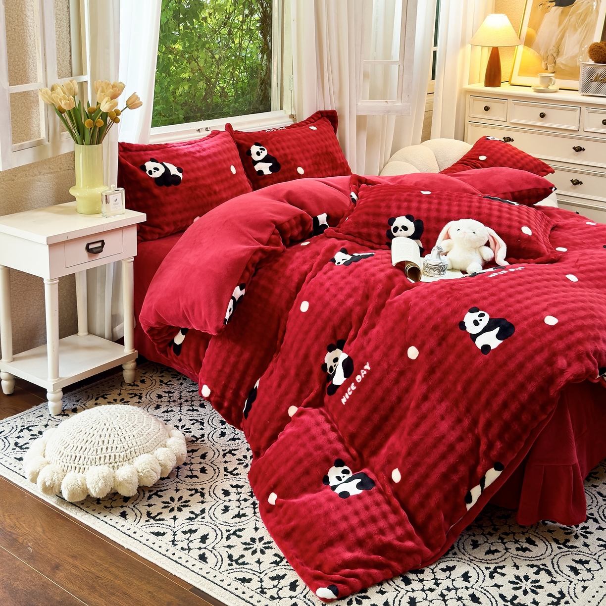 91家纺网 家纺一手货源 找家纺 梦莱斯 2025秋冬新款高克重牛奶绒四件套 熊猫红