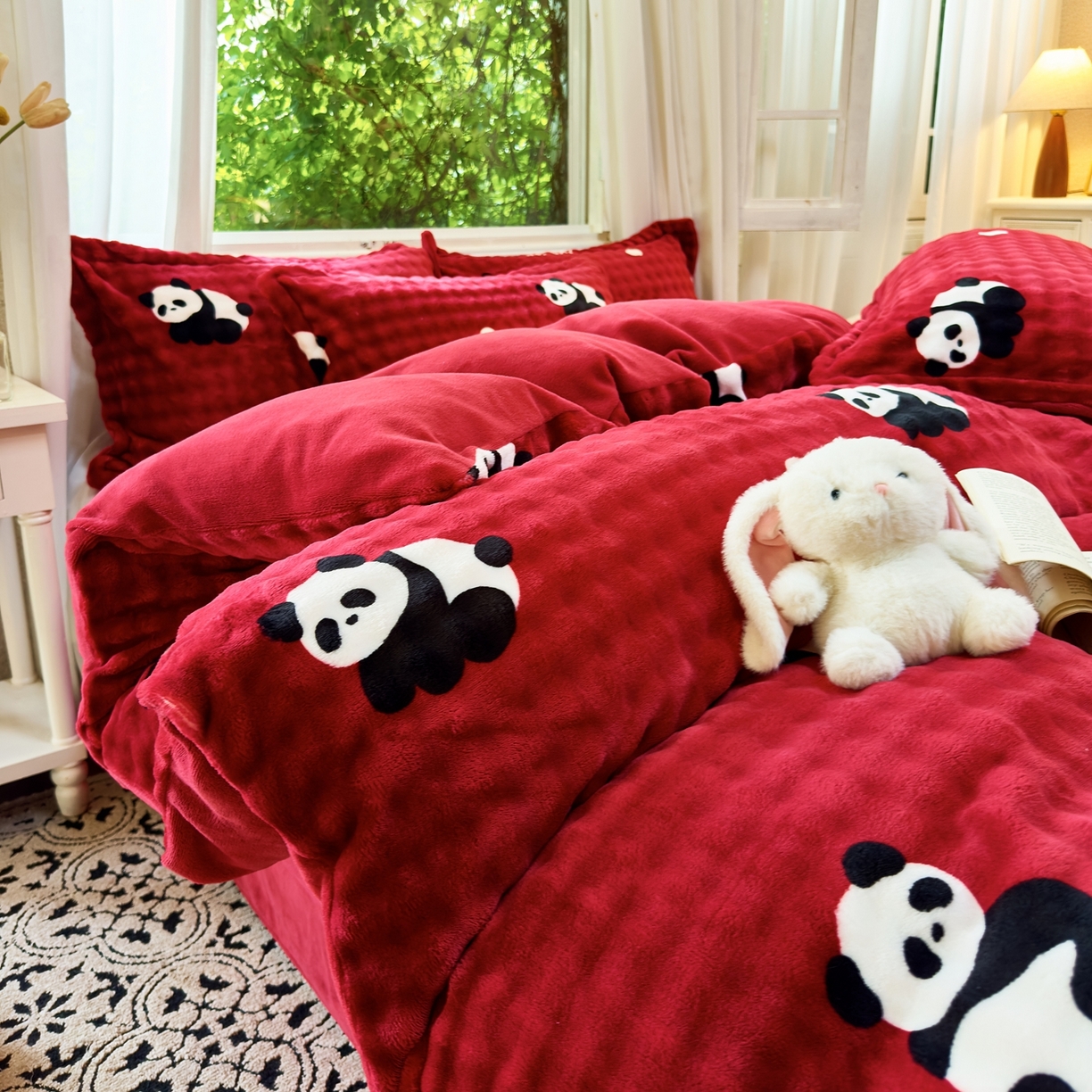 91家纺网 家纺一手货源 找家纺 梦莱斯 2025秋冬新款高克重牛奶绒四件套 熊猫红