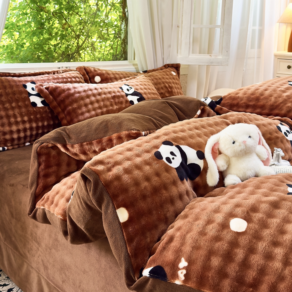 91家纺网 家纺一手货源 找家纺 梦莱斯 2025秋冬新款高克重牛奶绒四件套 熊猫咖