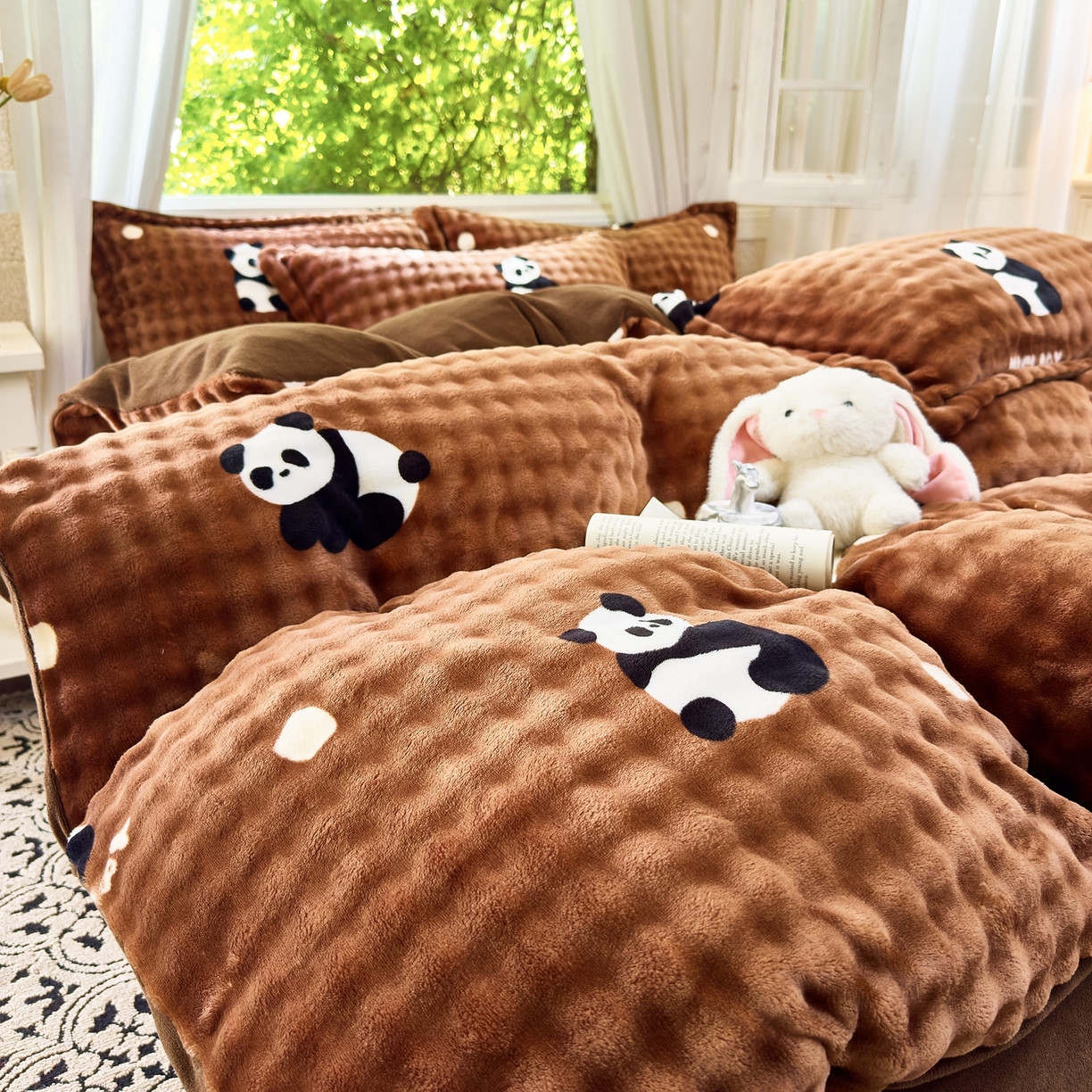 91家纺网 家纺一手货源 找家纺 梦莱斯 2025秋冬新款高克重牛奶绒四件套 熊猫咖