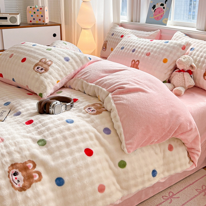 91家纺网 家纺一手货源 找家纺 一比一 2025新款亲肤舒适保暖泡泡绒牛奶绒四件套 布布