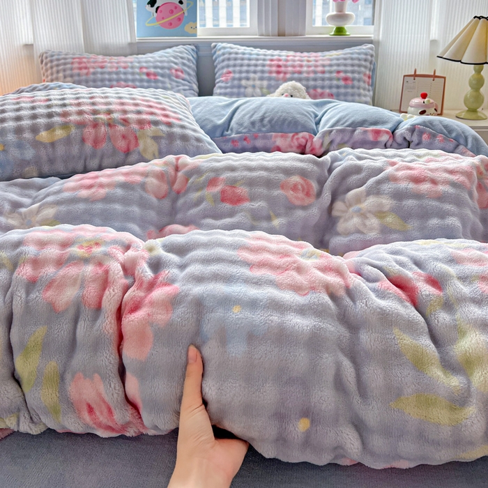 91家纺网 家纺一手货源 找家纺 一比一 2025新款亲肤舒适保暖泡泡绒牛奶绒四件套 春涧