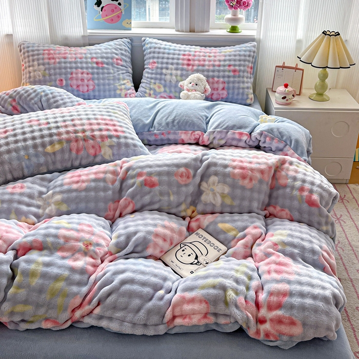 91家纺网 家纺一手货源 找家纺 一比一 2025新款亲肤舒适保暖泡泡绒牛奶绒四件套 春涧