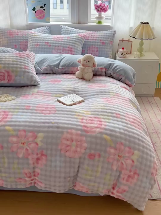 91家纺网 家纺一手货源 找家纺 一比一 2025新款亲肤舒适保暖泡泡绒牛奶绒四件套 春涧