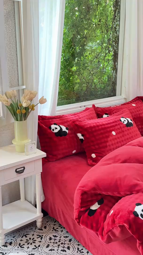 91家纺网 家纺一手货源 找家纺 梦莱斯 2025秋冬新款高克重牛奶绒四件套 熊猫红