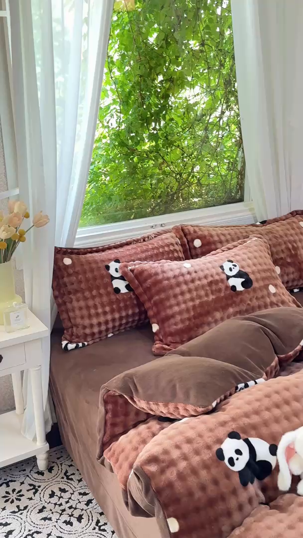 91家纺网 家纺一手货源 找家纺 梦莱斯 2025秋冬新款高克重牛奶绒四件套 熊猫咖