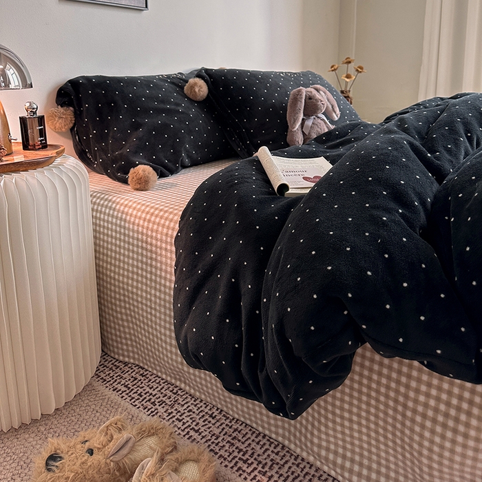 91家纺网 家纺一手货源 找家纺 （总）艾咪-Amy ntmy 2025新款字母绣毛球款小波点牛奶绒四件套甜蜜的梦