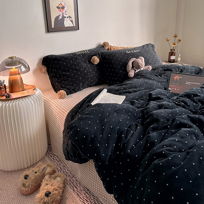 91家纺网 家纺一手货源 找家纺 艾咪-Amy ntmy 2025新款字母绣毛球款小波点牛奶绒四件套甜蜜的梦 甜蜜的梦-黑