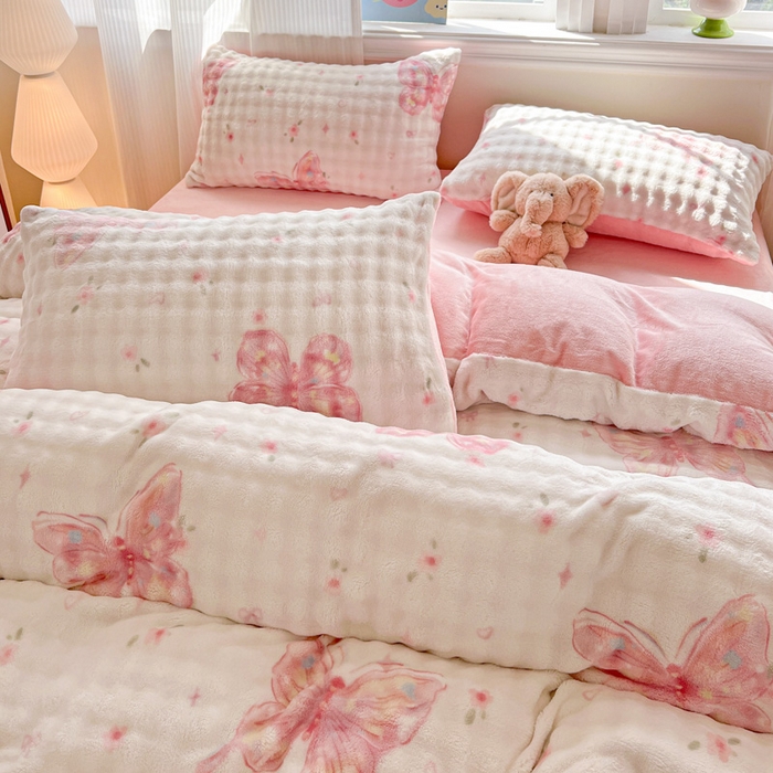 91家纺网 家纺一手货源 找家纺 一比一 2025新款亲肤舒适保暖泡泡绒牛奶绒四件套 蝶恋